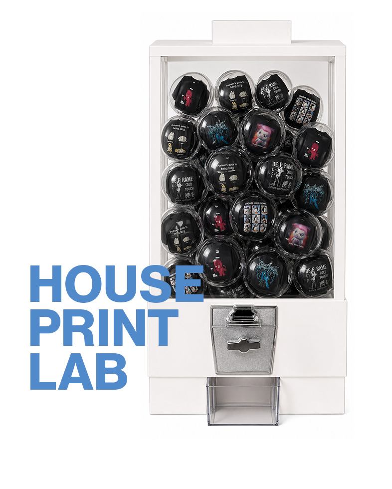 House Print Lab kapsulu automāts, kas demonstrē kolekcionējamu drukātu dizainu klāstu un informē par House zīmola radošo drukas produktu pieejamību.