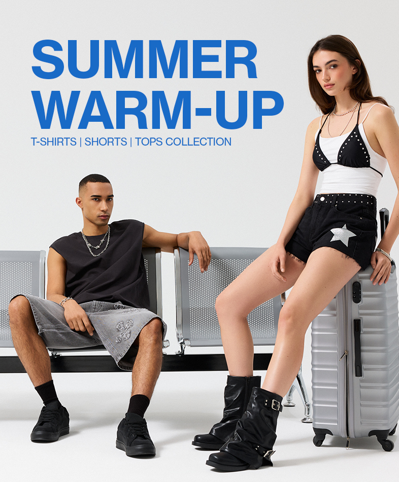 Promocja prezentująca letnią kolekcję odzieży, ukazująca casualowe stylizacje na ciepłe dni i podróże, mająca inspirować do sezonowych zakupów.